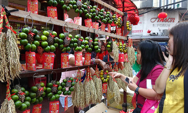 農曆大年初一，號稱全球最古老華埠的馬尼拉華人區人山人海，各式吉祥飾品熱賣。