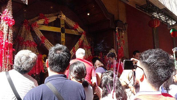 農曆大年初一，馬尼拉華人區一處露天聖壇，吸引許多華人與菲律賓人向十字架上香祈福。