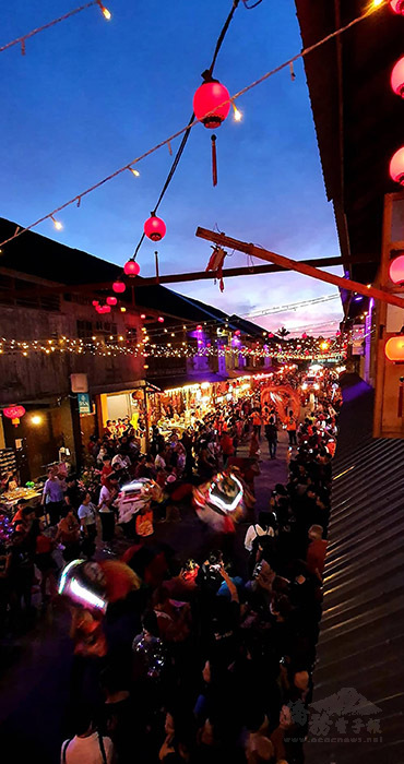 元宵節夜晚，馬來西亞新堯灣老街舉行花車遊行活動。花車上不僅有年輕女孩扮成觀音菩薩，還包括括二十四節令鼓、客家舞獅、傳統舞龍等，原住民也會穿著傳統服飾參與遊行，將幾百公尺的老街塞得水洩不通。