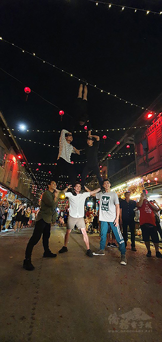 台灣「FOCA福爾摩沙馬戲團」春節文化訪問團在馬來西亞新堯灣參與慶祝元宵節盛會。