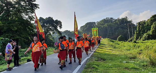 在每年元宵節，新堯灣信徒會抬著阿娘神像的鑾轎，出遊巡視新堯灣8個港門（當地人對村莊的叫法），讓信徒參拜，以祈求風調雨順，國泰民安。