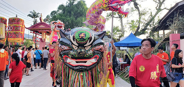 馬來西亞新堯灣華人居民祖籍多數來自河婆客家，因此遊行隊伍會有罕見的客家舞獅。與台灣獅及廣東獅不同，客家舞獅的獅口成方型，上下顎均能活動，走的步伐以七星步為主，成為當地文化風俗象徵。