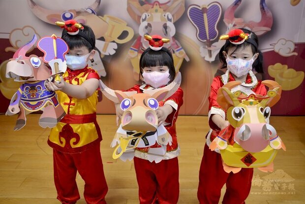 新北市政府發表「牛來富」(右起)、「功夫牛」、「牛哞王」3款牛造型小提燈,兼顧環保及民俗文化,是元宵好玩的親子手作玩具和療癒小物。