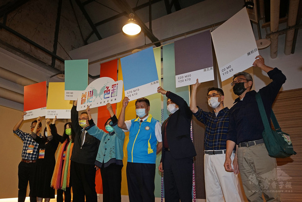 「眷戀色彩-十個眷村,十倍色彩採集」眷村色彩採集推廣展6日在台北華山文創園區舉辦開幕式,與會來賓手舉色卡圖板,邀請民眾前來感受台灣眷村色彩風華。