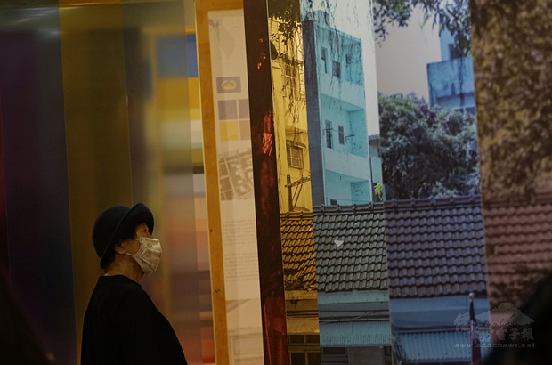 「眷戀色彩-十個眷村,十倍色彩採集」眷村色彩採集推廣展6日在台北華山園區舉行開幕活動,展出以台灣10處眷村的自然景觀、文史、建築等進行環境色彩田調,重新編整眷村獨特的色彩脈絡,透過不同角度帶領民眾認識眷村文化。