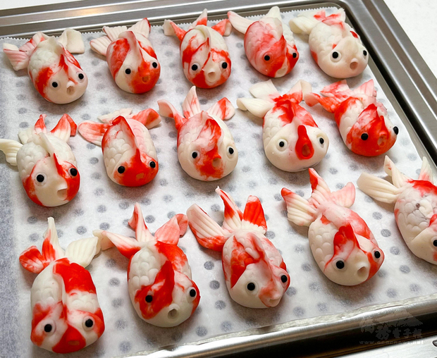 台灣水彩老師張敏貞手作小金魚造型蝦餃，逼真的樣態讓網友驚呼連連，連新加坡網路媒體也有報導。