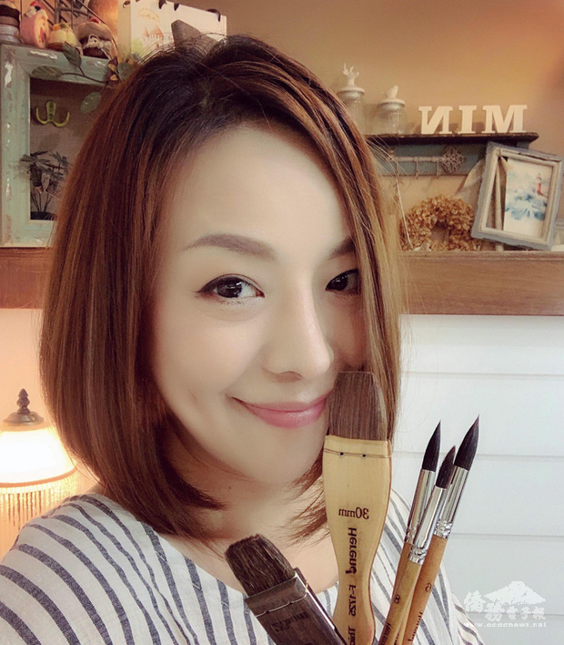 擔任水彩老師近20年的張敏貞喜愛烹飪，除了下廚，也喜歡幫食物擺盤裝飾，有時也會在臉書社團分享手繪食譜。