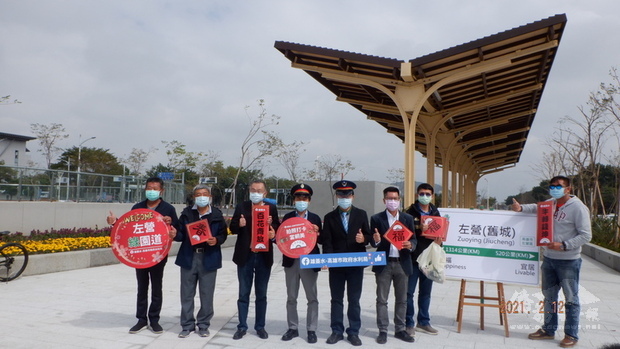 高雄市區鐵路地下化後,騰空的路面形成一條長15.37公里的園道,這條帶狀園道加值沿線居住品質,也增加了休憩空間,很受民眾歡迎。高雄市副市長林欽營(左4)12日視察建設成果,鼓勵民眾休憩打卡。