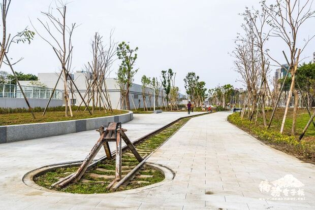 高雄市區鐵路地下化後從左營到鳳山騰空路面廊道長15.37公里,高市府開闢並美綠化成園道,已完工開放84%,優質的環境景觀怡人。