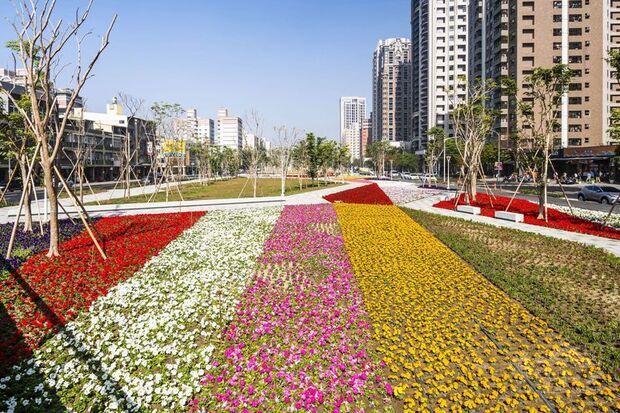 高雄市區鐵路地下化從左營到鳳山騰空長15.37公里,高市府開闢並美綠化成園道,已完工開放84%,將成為市民休憩與運動場域。