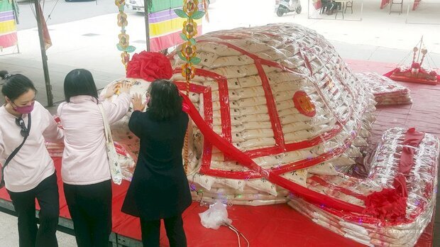 台灣元宵節慶中有「北天燈、南蜂炮、東寒單、西乞龜」,龍門觀音宮2萬2000斤大米包龜,是今年最大的一隻,農曆年前完成堆疊。