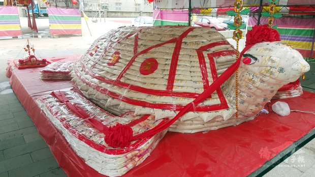 台灣元宵節慶中有「北天燈、南蜂炮、東寒單、西乞龜」,龍門觀音宮2萬2000斤大米包龜,是今年最大的一隻,後方還帶有2隻小米包龜,象徵傳承,格外吸睛。