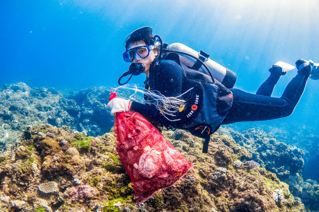 屏東縣潛海戰將淨海大聯盟目前共招募79名潛水員，聯手縣轄22處海岸巡防單位組成海洋應變聯盟，共同協助清除海洋廢棄物，守護海洋生態環境。(中央社提供)