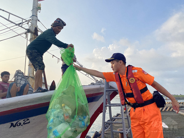 屏東縣政府成立環保艦隊至今已有478艘漁船或漁筏加入行列，數量排名全國第2，也是6都以外，全國環保艦隊數量最多縣市。(中央社提供)