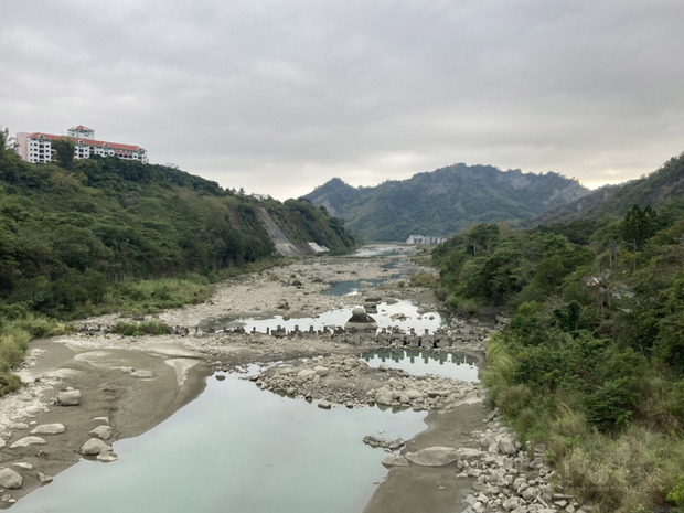 環保團體綠色和平示警，若再不積極減碳，世紀末台灣連續無雨日最多可能會再延長約51%。圖為2020年12月30日拍攝曾文水庫集水區乾枯情形。(中央社提供)