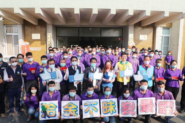 台南市109年10月以來陸續有多名清潔隊員在清運時發
現黃金、珠寶及現金等都未占為己有，拾金不昧，反而
交給警方，台南市長黃偉哲（2排右6）公開表揚。（台南市政府提供）