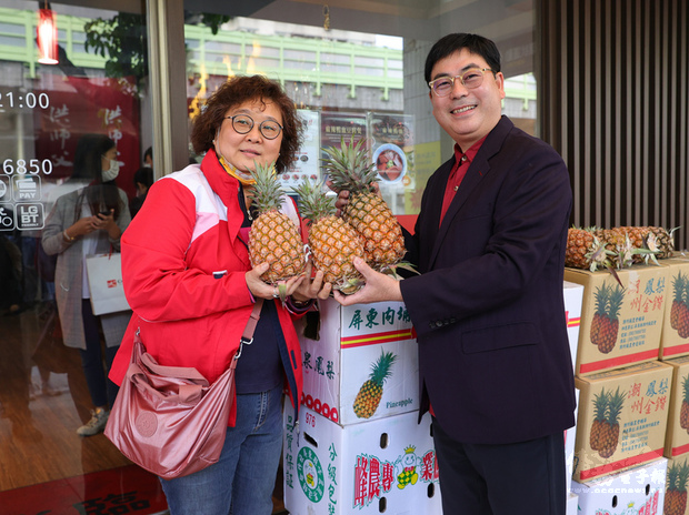 主廚洪金龍（右）為支持台灣鳳梨果農，讓銷路可以更好，利用3天時間研發出鳳梨牛肉麵並正式開賣，洪金龍也採購100箱鳳梨，饕客只要嚐鮮就可以帶回一顆鳳梨。