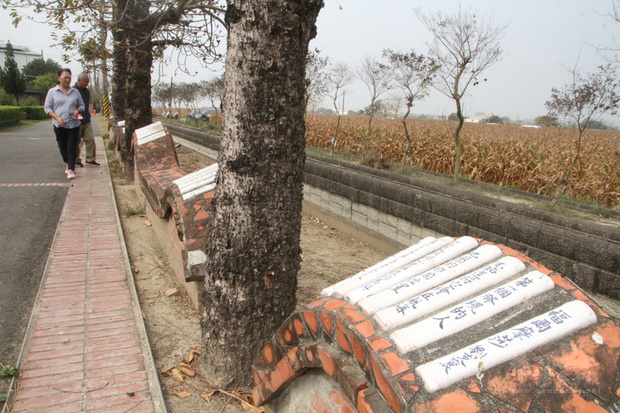 位於台南市鹽水區的台灣詩路旁，一首首台灣詩被燒成
陶片嵌在路旁的紅磚矮牆上，遊客可在步道一邊散步、
一邊品味這些作品。