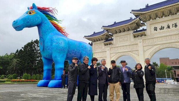 紙風車劇團與客委會合作推出全新客家親子劇「雨馬」,將於12日、13日晚間於兩廳院藝文廣場首演。
