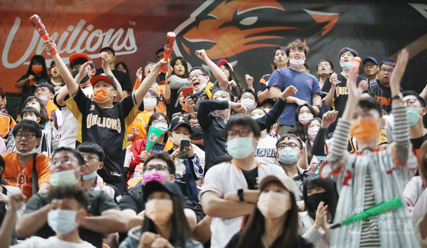 在政府及全民合力防疫有成的情況下,中華職棒32年不像去年一開始不開放觀眾,而是開放78%的觀眾入場,讓中職再度擁有熱鬧開幕戰,7800名球迷開心到場觀戰,為選手加油。(中央社提供)