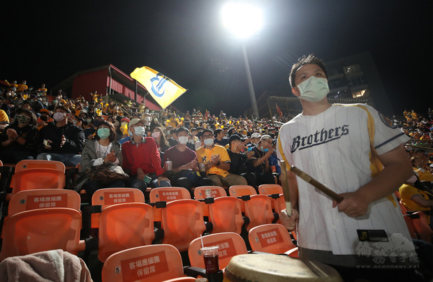 中華職棒32年13日在台南棒球場揭開序幕,中職採取嚴格防疫規定,採實聯制入場,並強調加油吶喊時應全程配戴口罩,禁用口吹式加油器具及樂器。圖為客場應援團隊使用鼓來為選手加油打氣。(中央社提供)