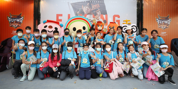 在政府及全民合力防疫有成的情況下,中華職棒32年不像去年一開始不開放觀眾,而是開放78%的觀眾,讓中職再度有熱鬧的開幕戰,中職也配合採取嚴格防疫規定,採實聯制入場,球迷皆需配戴口罩。(中央社提供)