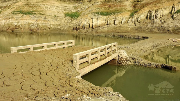 中南部水情告急,苗栗縣永和山水庫蓄水率已不到10%,就連隱身庫底約40年的一座「永安橋」也首次重見天日。(林桔春提供)