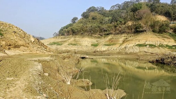 旱象嚴峻,苗栗縣3座主要水庫水位持續下探,根據經濟部水利署公布水情資料,永和山水庫蓄水率僅剩9.54%,幾乎見底,庫底露出大片乾涸龜裂土地。(林桔春提供)