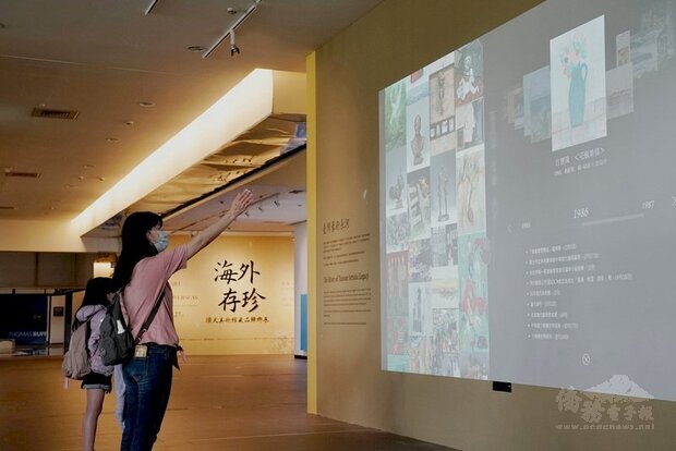 順天美術館捐贈回台的台灣藝術家作品，20日正式在國立台灣美術館開展，共呈現195名藝術家創作，國美館也設置了巨型數位互動牆，盼啟發民眾對展覽的好奇。(圖：中央社)
