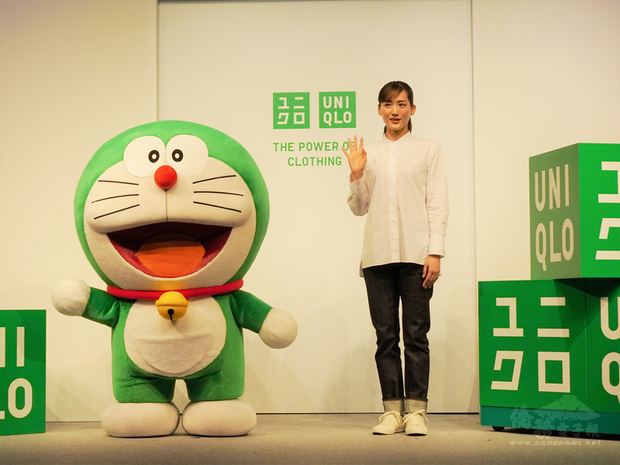 動漫人物哆啦A夢受日本零售領導品牌優衣庫（UNIQLO）之邀擔任全球永續發展大使，由藍色變成綠色，攜手女星綾瀨遙向全球傳遞並推廣永續發展理念。