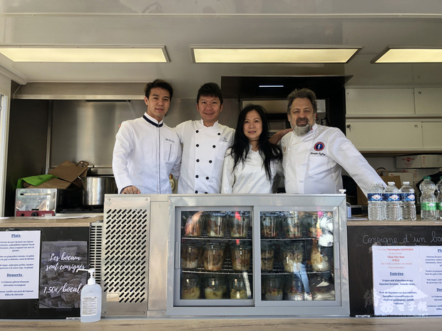 里昂餐飲界大老裘佛魯華(右1)邀請法餐背景的
YouTuber阿辰師(左2)20、21日參加愛心餐車活動。
阿辰師號召法餐主廚高志昕(左1)等人共襄盛舉,打
造具有法國風味的台灣料理。
(阿辰師提供)