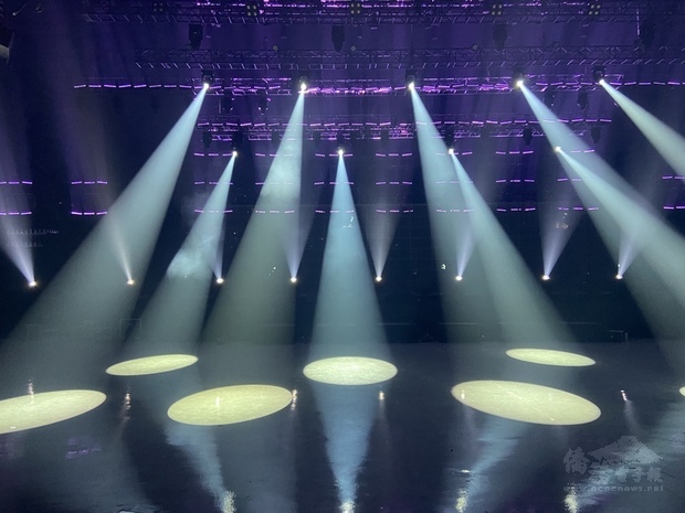 高雄流行音樂中心海音館27日舉行滿載測試演出「高
流Play!」,邀請不同類型藝人到場演出,舞台聲光效
果十足,將帶給樂迷全新演唱會體驗。