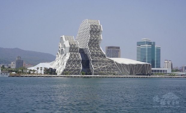 高雄流行音樂中心海音館27日舉行滿載測試演出「高
流Play!」,邀請多組藝人輪番上陣,帶領3500名樂迷
搶先體驗全台唯一完整建置的d&b Soundscape沉浸式音
響系統,感受無設限伸展式舞台及燈光魅力。圖為高雄
流行音樂中心一景。