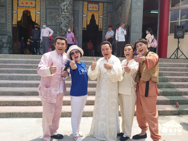 「台灣奇案」改版再製作,製作人郭美珠(左2)日前率領演員車冠德(左)、黃新皓(右)、孟飛(中)等人出席開鏡記者會,盼將經典傳奇的好戲改版推薦給觀眾朋友。(民視提供)