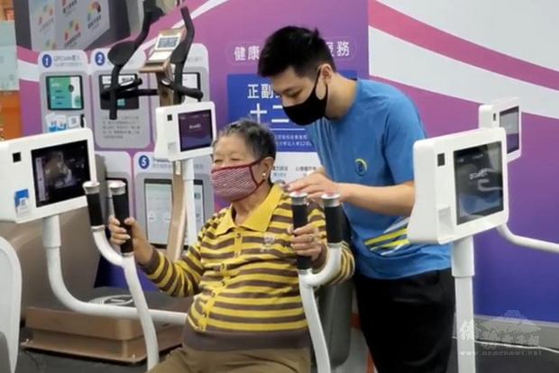 台北市大同區健康服務中心與大同運動中心合作打造失
智友善運動場館，通過智能運動器材及教練個人化教導
，幫助失智長者訓練肌力，預防長者跌倒。
