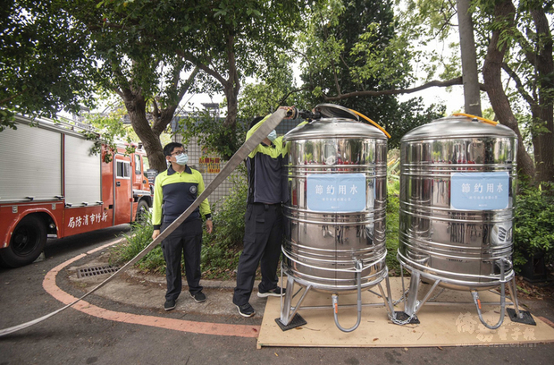 新竹市政府為協助停水家戶,在中隘里與南港里共設6個水塔,由消防隊協助供水,若民眾自家儲備水源不足,可到供水點取用。(新竹市政府提供)