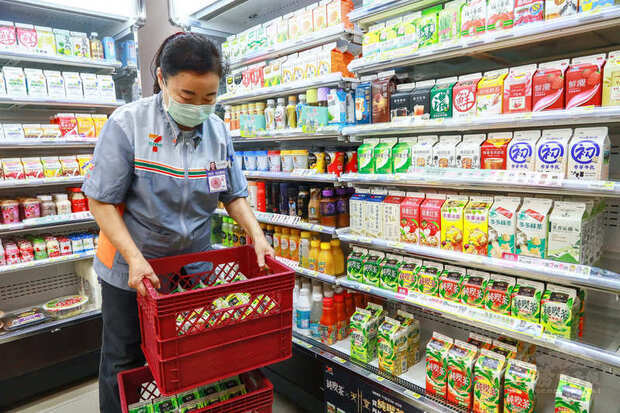 屏東基督教醫院內的屏基門市是統一超商7-ELEVEN與畢
嘉士基金會攜手首創的樂齡門市,透過職務再設計,將
乳品箱進貨重量減半減輕長輩負重,打造友善就業環境
。(畢嘉士基金會提供)