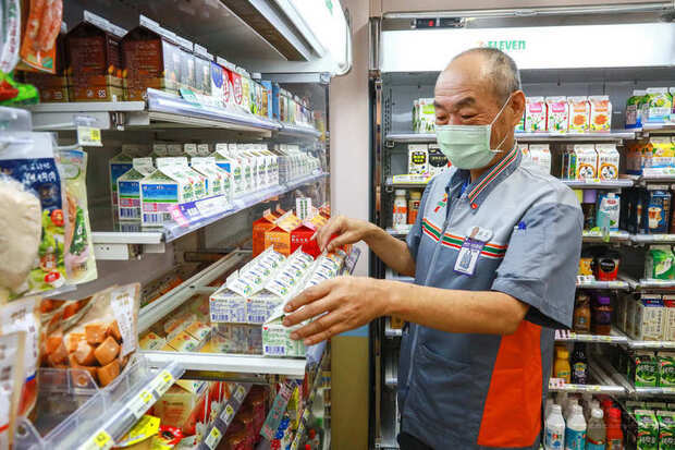 統一超商7-ELEVEN與畢嘉士基金會攜手,首創屏基樂齡
門市,店員全數由中高齡所組成。(畢嘉士基金會提供
)