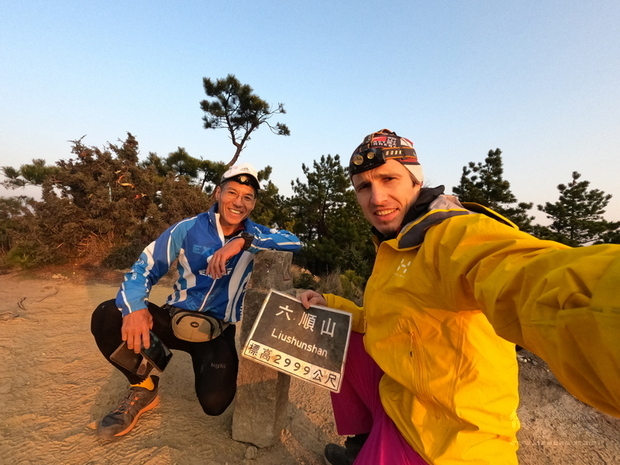 捷克男子Petr Novotny(右)和越野跑好手古明政(左)以4天半時間完成中央山脈「大南三段」縱走,這當中有山岳界的「四大障礙路線」,也有山友稱「終極縱走路線」,還有許多是沒有路徑的原始森林。(Petr提供)