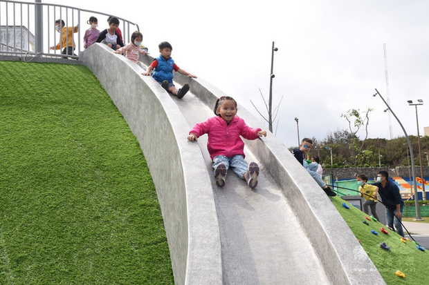 馬公觀音亭是澎湖人平日最佳的休閒去處之一，縣府在園區新設共融遊戲區15日啟用，市區幼兒園的小朋友率先體驗。