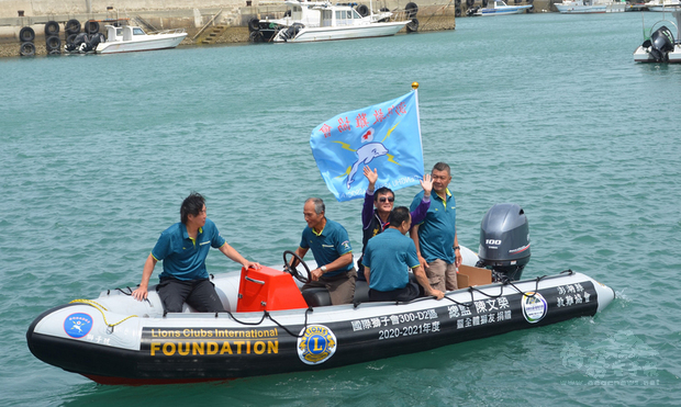 國際獅子會300-D2於19日捐贈一艘救生艇給澎湖縣救難協會，並擲吉下水操演。