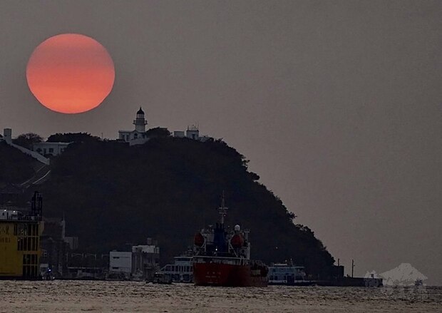 高雄港的落日彩霞美不勝收，近日西子灣、高雄港碼頭岸邊都吸引不少民眾前來欣賞夕陽。
