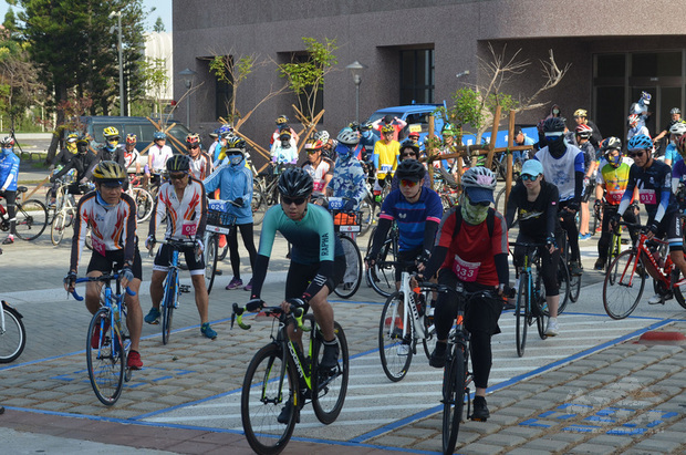 澎湖縣「運動i台灣」系列活動2日清晨由自行車打頭陣，250名單車選手迎著晨曦一起騎乘挑戰56公里。