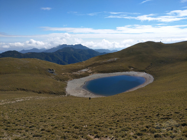 嘉明湖國家步道是台灣熱門的登山步道,也是喜愛登山民眾心中夢想一生一定要去一次的高山湖泊。台東林管處推出「嘉明湖步道登山證書」,即日起山友在體驗步道旅程後,提供照片即可申請。(台東林管處提供)