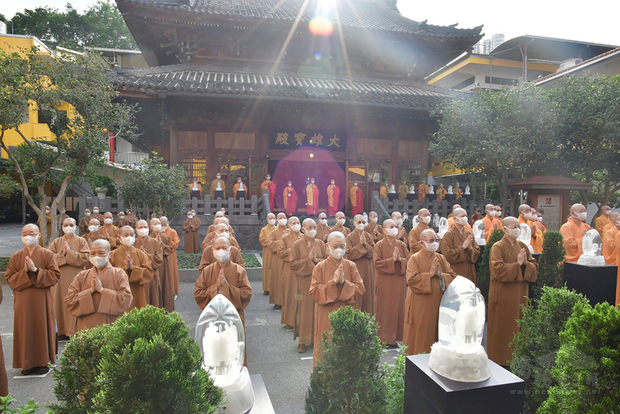 慈濟基金會表示，9日是佛教界的「佛誕節」盛事，分別在台北臨濟護國禪寺、龍山寺兩地，以視訊連線慈濟花蓮靜思堂主場；臨濟護國禪寺諸山長老與法師們，步步踏實走向位於「大雄寶殿」廣場中央的浴佛台，虔誠唱頌。（慈濟提供）