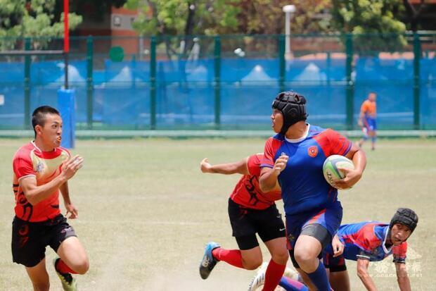 為爭取佳績，兩校選手競爭十分激烈。（陸軍官校提供）