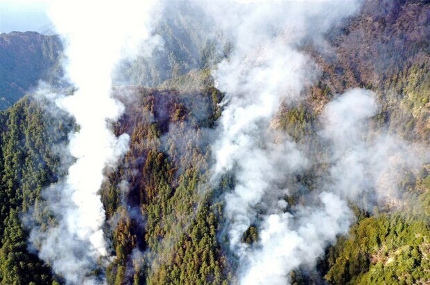 嘉義林管處轄管玉山事業區第52林班的八通關杜鵑營地附近16日發生森林火災，因地處偏遠，搶救人力搭直升機前往，傍晚攀爬到現場。圖為直升機空拍畫面。