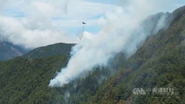 嘉義林管處轄管玉山事業區第52林班16日發生森林火災，17日出動直升機8架次空中灑水灌救，仍無法阻止火勢。