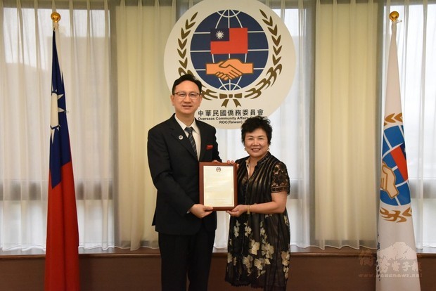 童振源（左）頒贈銀質獎章予賴玉珍，感謝她的慷慨捐輸。