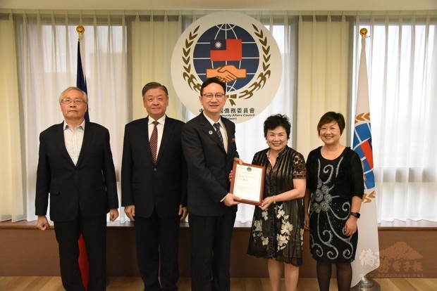 童振源（中）、賴玉珍（右2）、徐佳青（右1）、呂元榮（左2）及張良民（左1）合影。